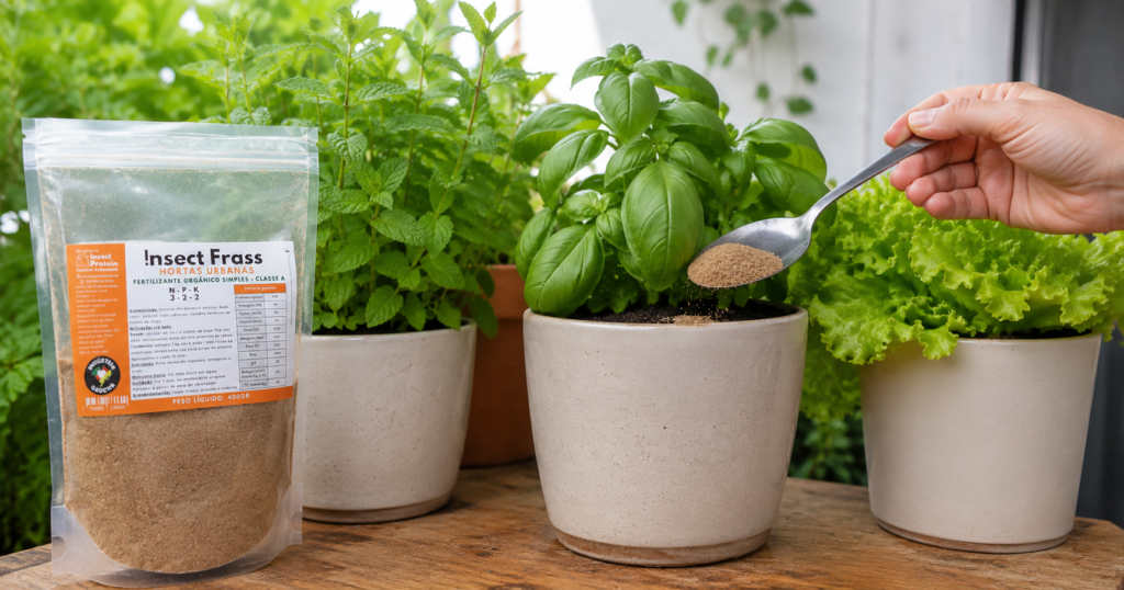 Horta orgânica em apartamento com vasos de temperos e vegetais sendo adubados com fertilizante orgânico Insect Frass